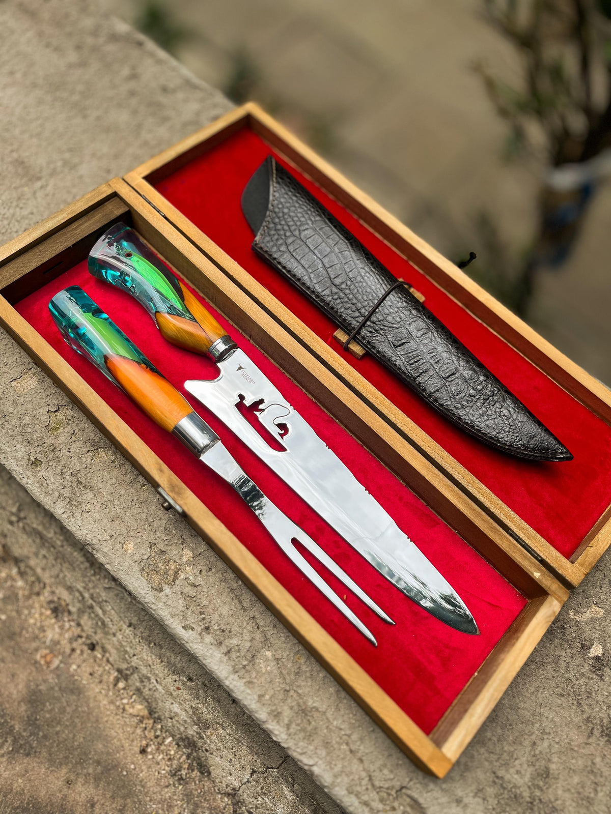 Kit de Churrasco Lâmina Pescador com Cabo isca artificial + Garfo com Cabo isca artificial +caixa em madeira